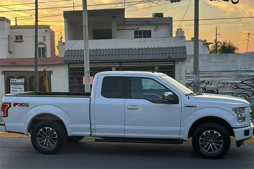 En Monterrey, la camioneta de un emprendedor fue incendiada, suscitando reclamos en redes por una investigación adecuada al caso. Foto: Facebook