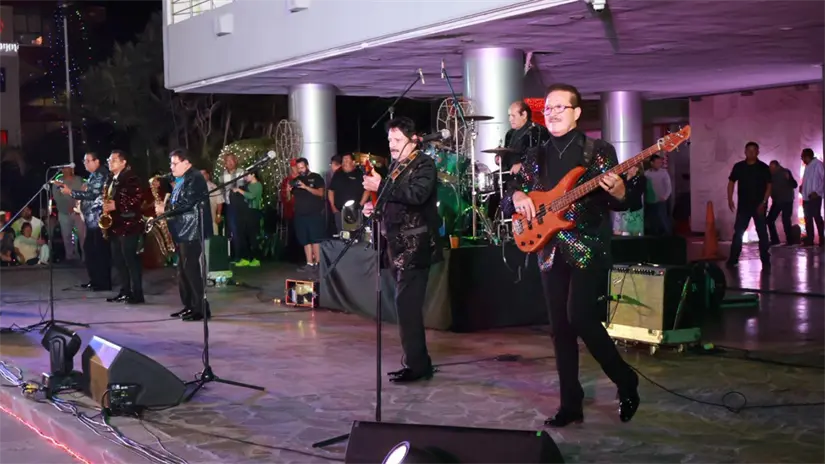 Los Apson interpretaron algunos de sus temas más reconocidos durante el encendido navideño. Foto: Víctor Manuel Castro Cosío