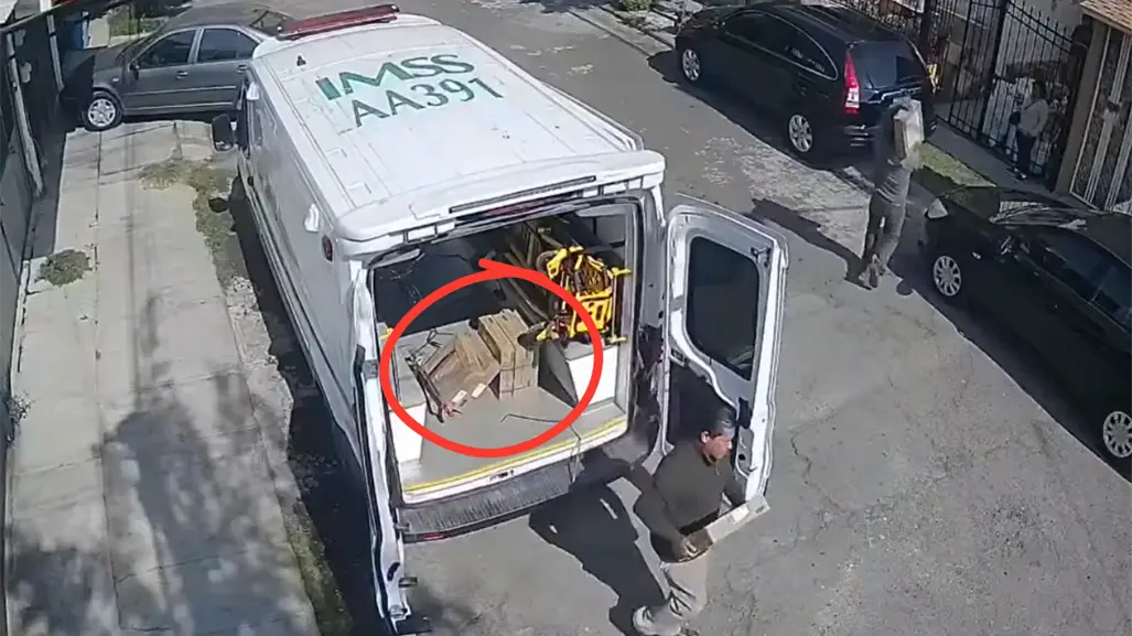VIDEO | Ambulancia del IMSS es usada en Cuautitlán Izcalli para transportar loseta
