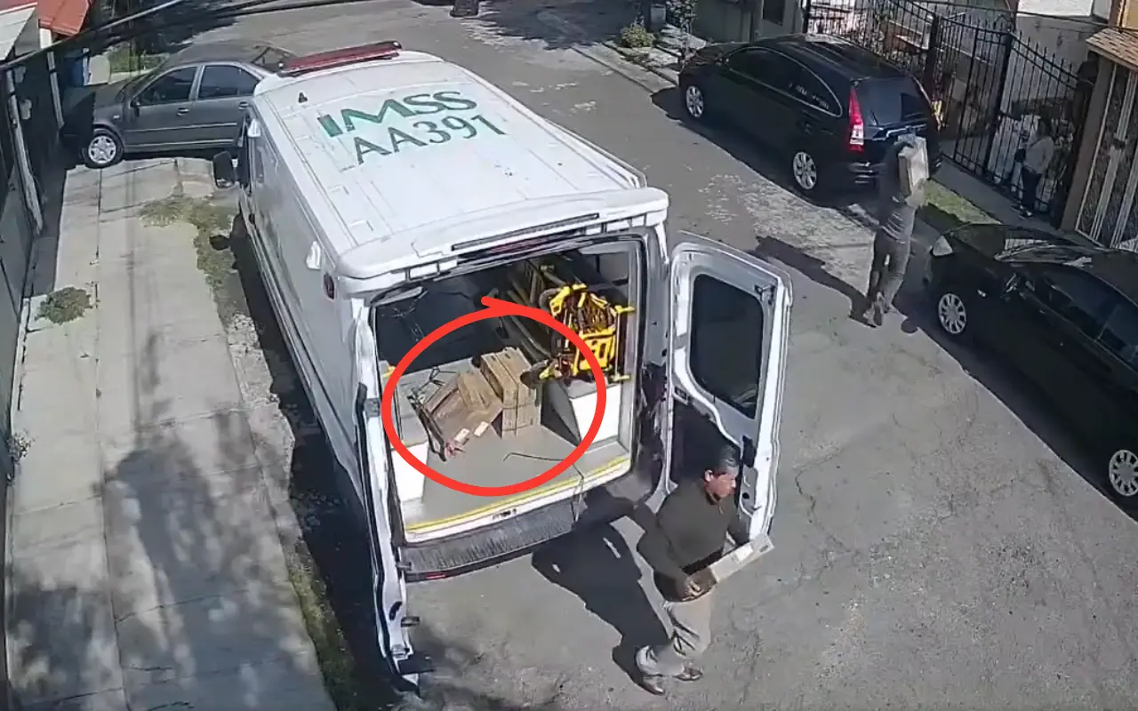 La ambulancia del IMSS con número AA391 fue captada en un domicilio de Cuautitlán Izcalli mientras descargaba material de construcción. Foto: X/ @nacholozano (Canva)