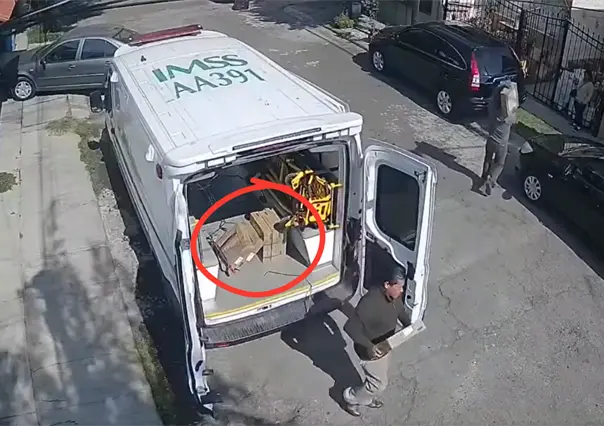 VIDEO | Ambulancia del IMSS es usada en Cuautitl&aacute;n Izcalli para transportar loseta