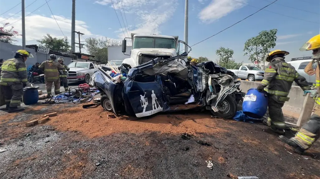 Choque deja a hombre prensado en Morones Prieto