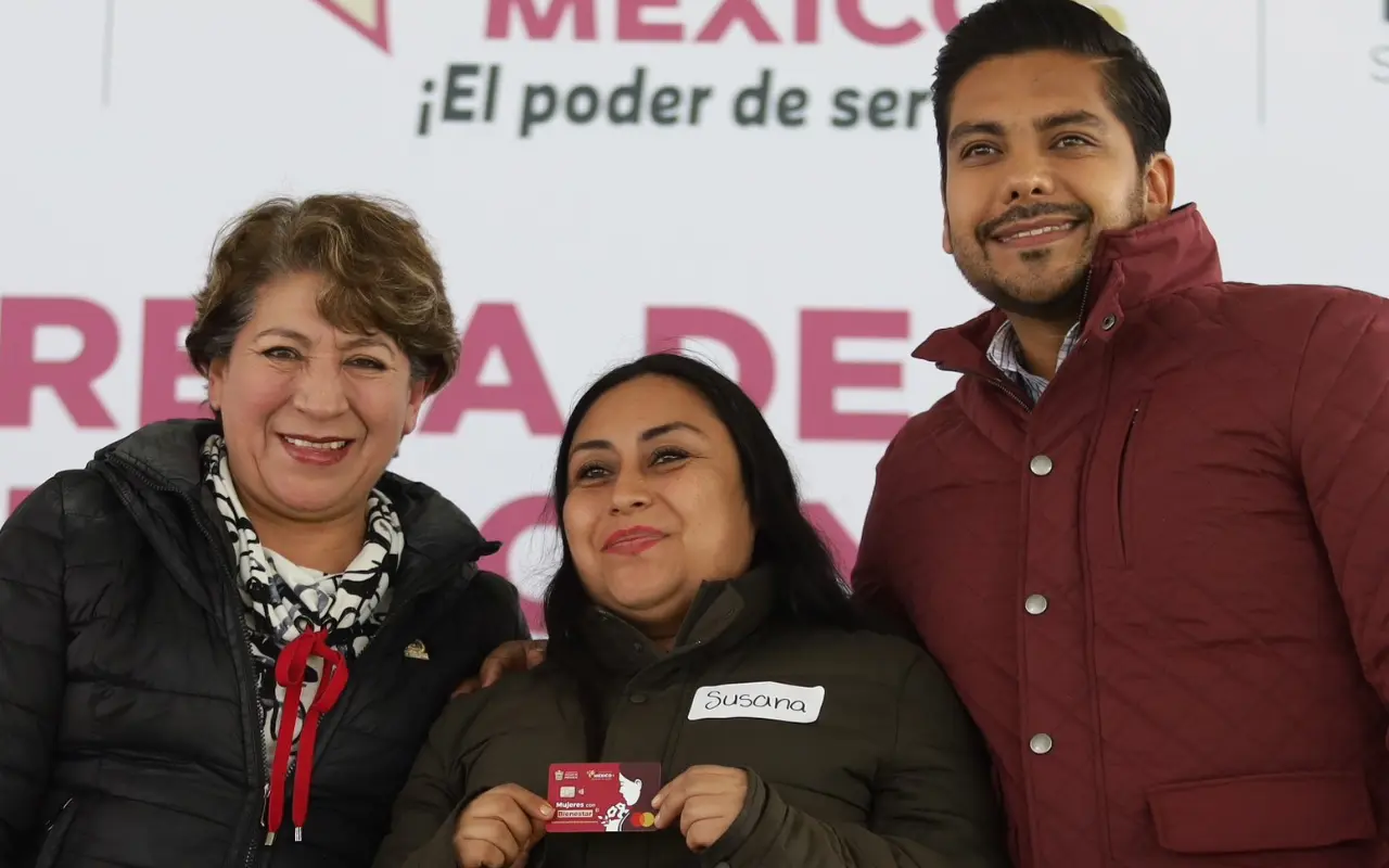 Gobernadora Delfina Álvarez  en la entrega de tarjetas del Bienestar del Edomex. Foto: X/ @delfinagomeza