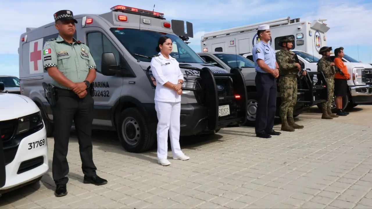 Corporaciones de auxilio y fuerzas de seguridad formaron parte del despliegue de unidades que participarán durante la temporada decembrina. Foto: Gobierno del Estado de Baja California Sur