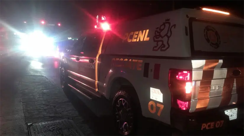 Protección Civil de Nuevo León en la atención a heridos producto del choque en Guadalupe. Foto: Protección Civil de Nuevo León.