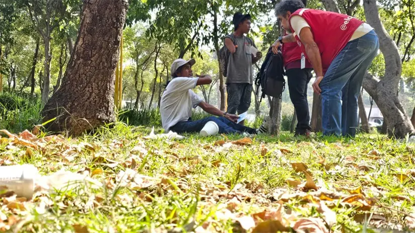Miembros del Caracol con personas en situación de calle en CDMX. Foto: Luis Antonio Alfaro 