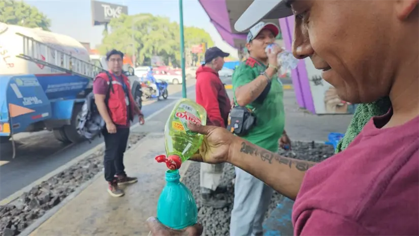 Miembros del Caracol con personas en situación de calle en CDMX. Foto: Luis Antonio Alfaro 