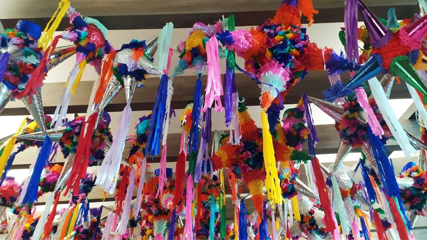 Piñatas en los puestos de Mérida, listas para las fiestas de la temporada. Foto: Canva