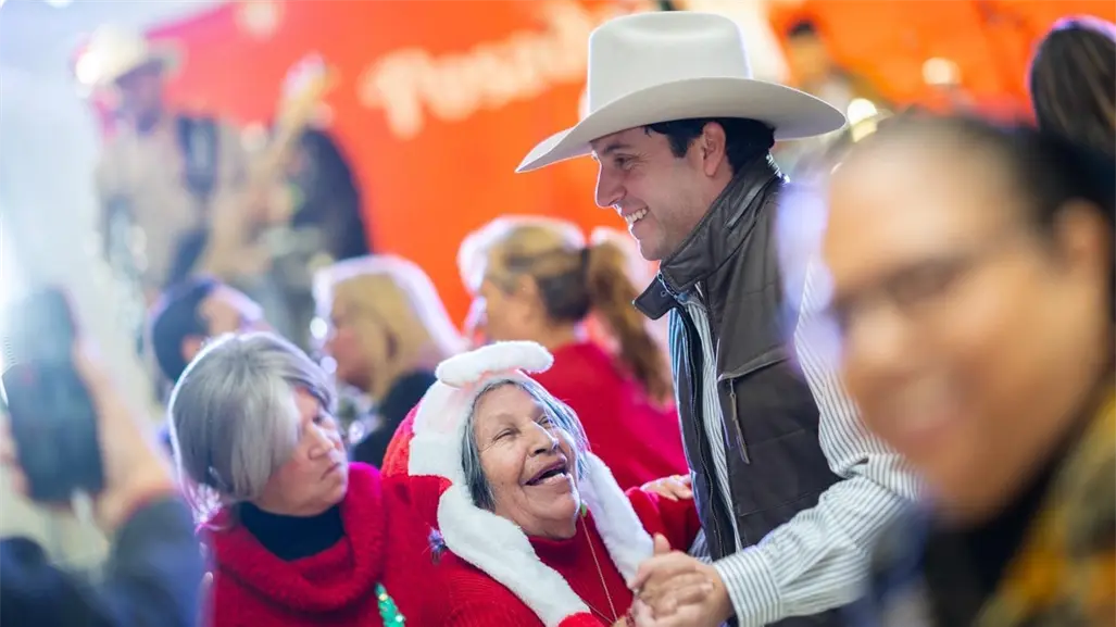 Alcalde Raúl Cantú reúne a más de mil adultos mayores en posada navideña en Salinas Victoria