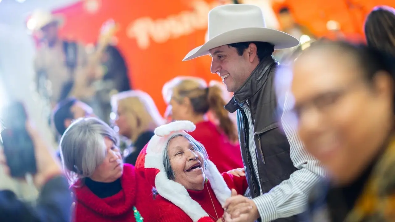 El alcalde de Salinas Victoria, Raúl Cantú en la posada con adultos mayores del municipio. Foto: Gobierno de Salinas Victoria