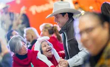 Alcalde Raúl Cantú reúne a más de mil adultos mayores en posada navideña en Salinas Victoria