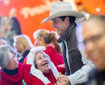 Alcalde Raúl Cantú reúne a más de mil adultos mayores en posada navideña en Salinas Victoria