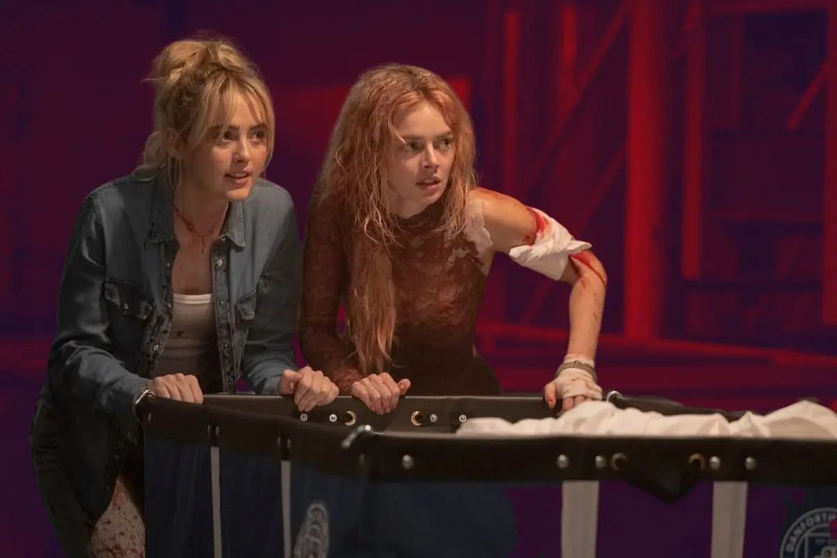 Samara Weaving y Kathryn Newton se enfrentan a una nueva familia en Boda Sangrienta 2. FOTO: CANVA/YouTube: 20th Century Studios/IMDb