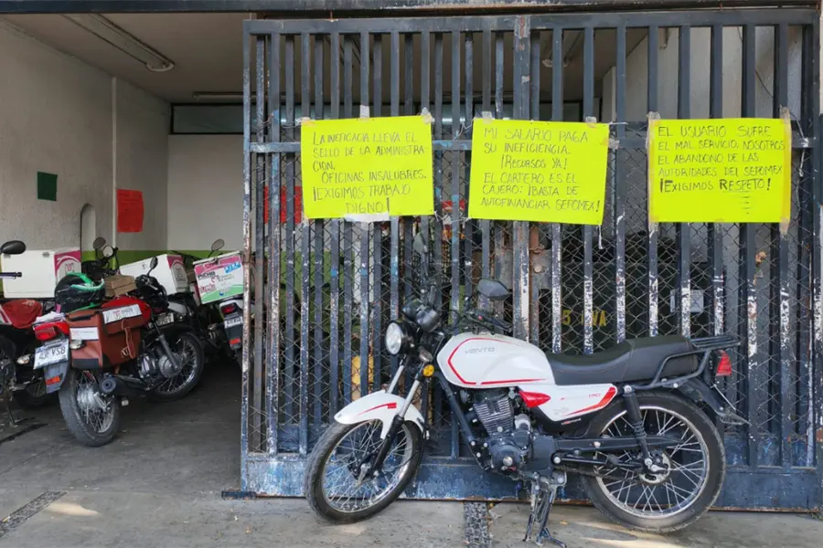 Protesta en Correos de México en La Paz: trabajadores exhiben falta de recursos