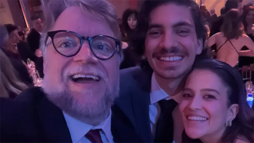 Regina Ríos comparte una fotografía junto al director Guillermo del Toro durante su presencia en los Gotham Awards, en Nueva York. Foto: Regina Rios