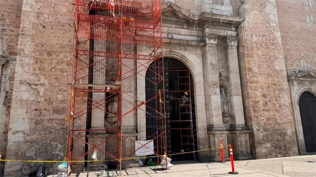 La Catedral de Mérida recibe intervención para retirar las pintas del 8M de 2023 y otras mejoras
