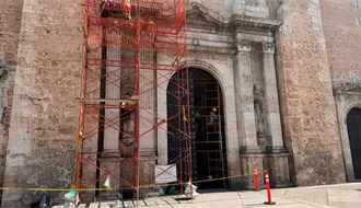 La Catedral de Mérida recibe intervención para retirar las pintas del 8M de 2023 y otras mejoras