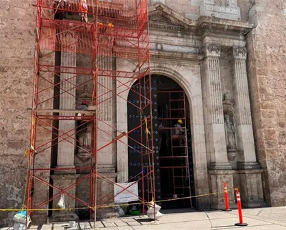 La Catedral de Mérida recibe intervención para retirar las pintas del 8M de 2023 y otras mejoras