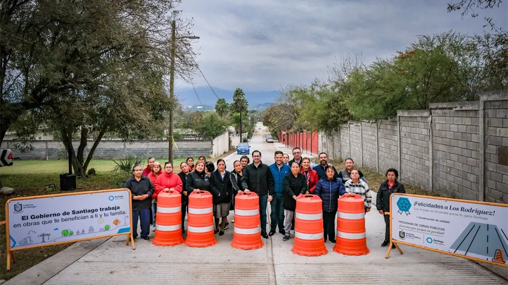 David de la Peña entrega nuevas obras de pavimentación en la colonia San Juan en Santiago