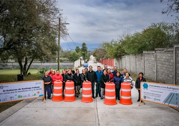 David de la Peña entrega nuevas obras de pavimentación en la colonia San Juan en Santiago