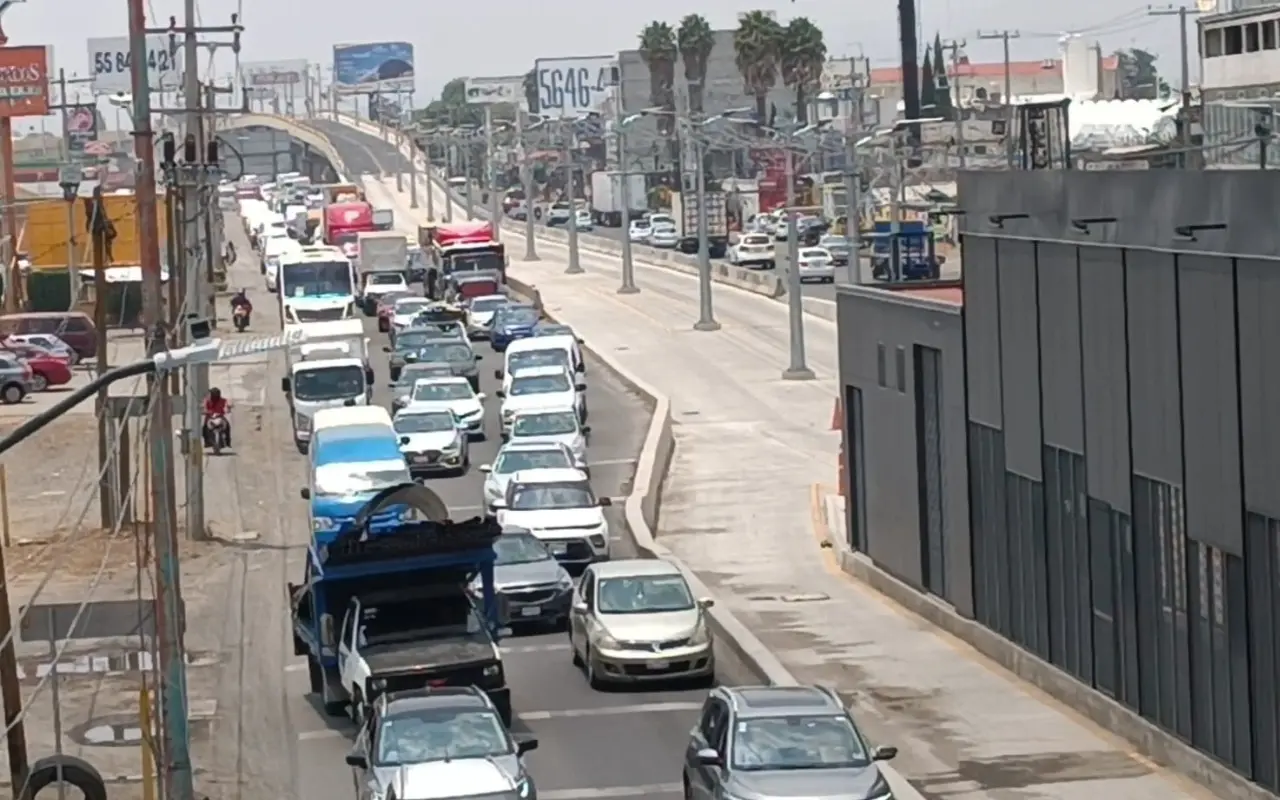 Algunos usuarios reportan hasta 50 minutos para cruzar la estación Amalinalco del trolebús. Foto: X/@AmaquemeN