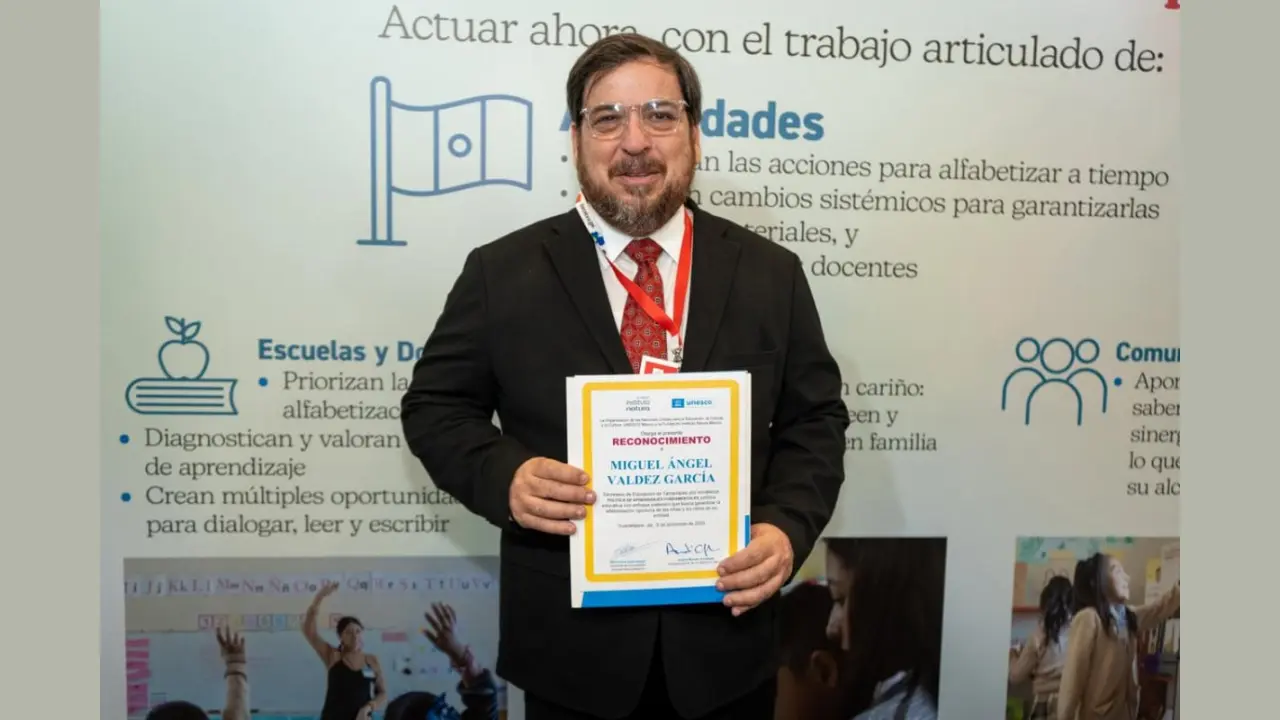 El secretario de Educación de Tamaulipas recibió reconocimiento por su liderazgo en la estrategia impulsada al aprendizaje de la lectura, escritura y razonamiento matemático | Foto: SET