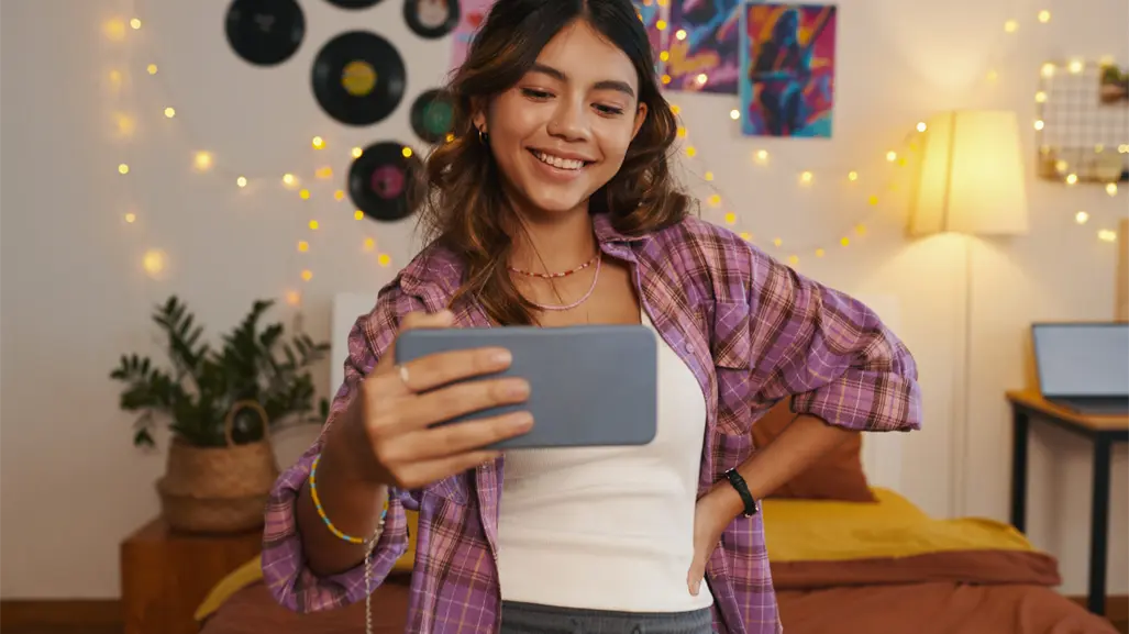 ¿Cuánto tiempo pasan los universitarios en redes sociales y cómo afecta su vida diaria en Nuevo León?