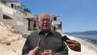 Víctor Castro afirma que no permitirá privatización de playas; caso de El Sargento reaviva exigencias