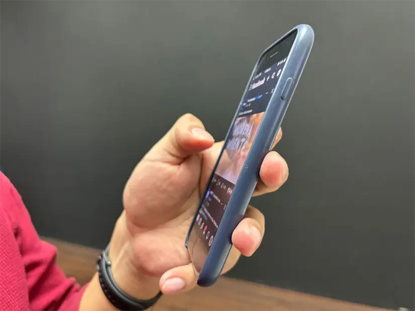 Los jóvenes de Nuevo León dedican horas a las redes sociales, lo que influye en su vida diaria y productividad. Foto: Vianney Carrera