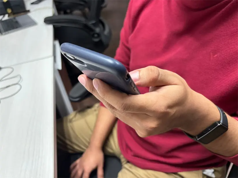 La convivencia y el desempeño académico de los jóvenes en Nuevo León se ven alterados por el tiempo que pasan en redes sociales. Foto: Vianney Carrera