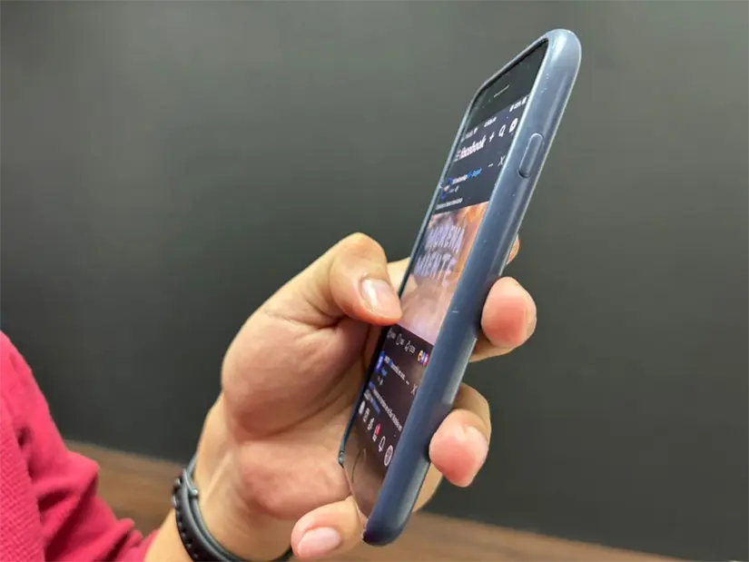 La intensa conexión a redes sociales en estudiantes universitarios de Nuevo León plantea preocupaciones sobre su impacto en la vida diaria. Foto: Vianney Carrera