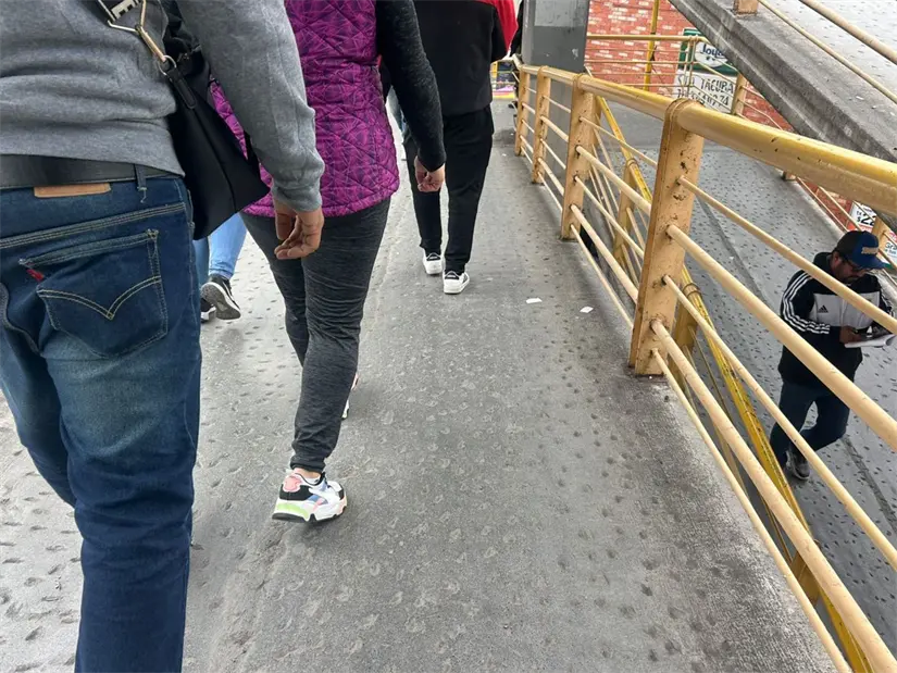 Transeúntes critican el estado resbaloso del puente peatonal de Félix U. Gómez, advirtiendo sobre sus riesgos para quienes lo utilizan. Foto: Rosy Sandoval