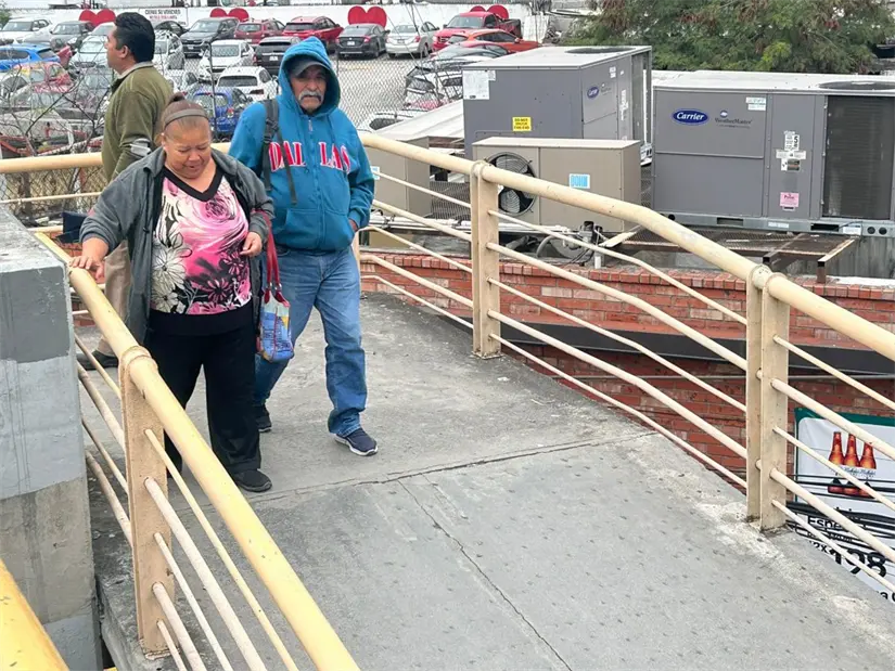 El puente peatonal de Félix U. Gómez, aunque vital para salvar vidas, presenta peligros que afectan especialmente a los peatones mayores. Foto: Rosy Sandoval