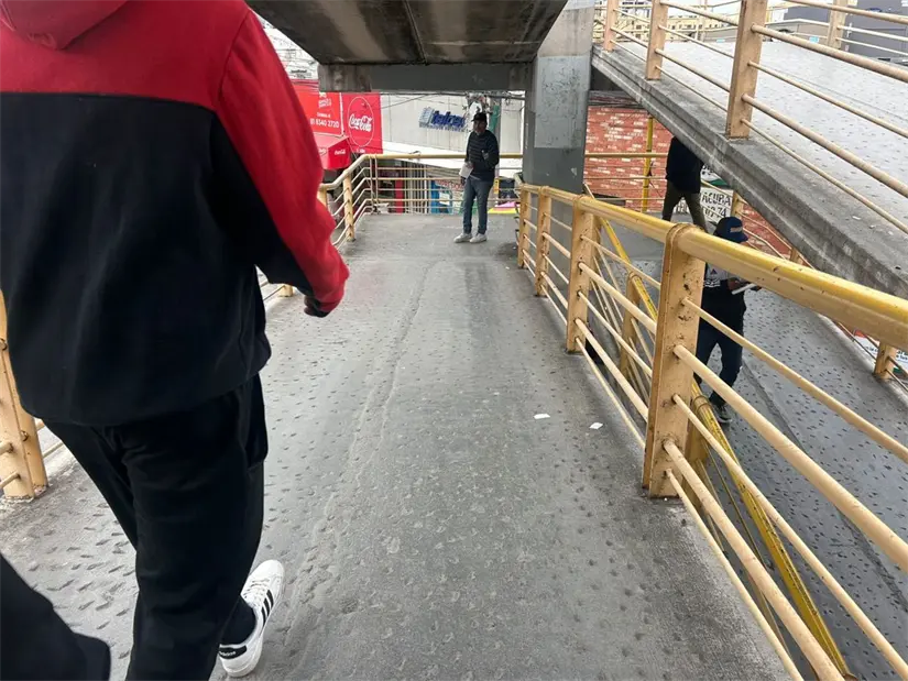El puente peatonal de Félix U. Gómez, considerado esencial para la seguridad, enfrenta reclamos por la falta de mantenimiento y accesibilidad. Foto: Rosy Sandoval