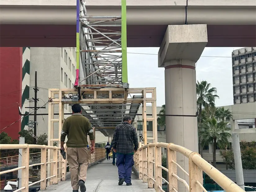 A pesar de ser un salvavidas para transeúntes, el puente peatonal de Félix U. Gómez se ha vuelto un desafío para algunos usuarios. Foto: Rosy Sandoval