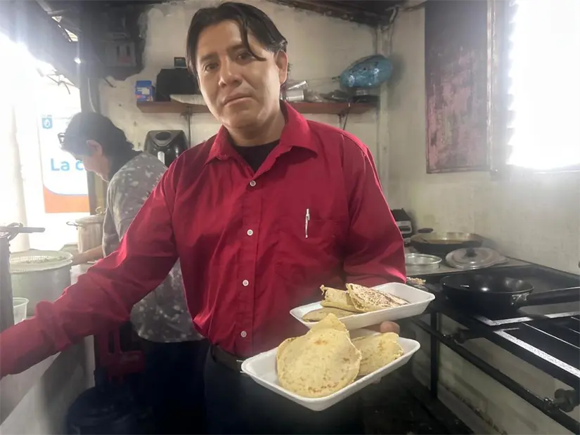 Un hombre comerciante ofreciendo gorditas de guisos en el Pasaje Comercial La Cuchilla en el municipio de Monterrey. Foto: Rosy Sandoval