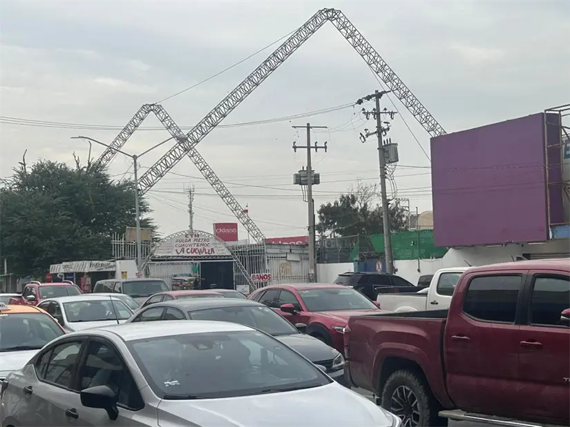 Fachada y entrada principal del Pasaje Comercial La Cuchilla en el municipio de Monterrey, a unos pasos de la estación del Metro Cuauhtémoc. Foto: Rosy Sandoval