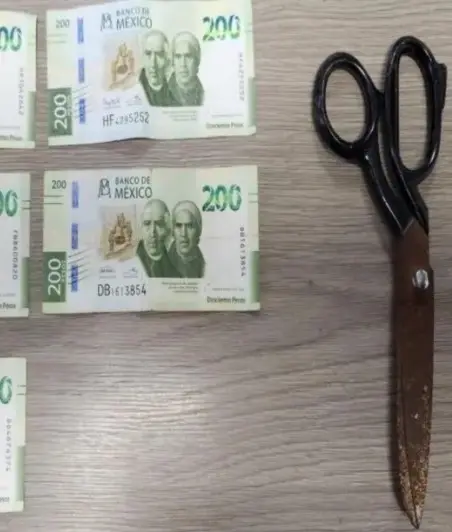 El joven tenía unas tijeras de gran tamaño y una cantidad de dinero en efectivo. Foto: Cortesía