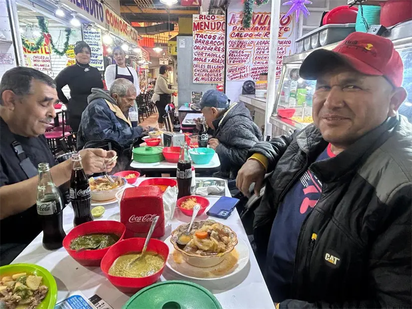 imagen recuadro El Mercado Juárez se convierte en el destino ideal para disfrutar del delicioso caldo de res durante el frío invierno regio. Foto: Rosy Sandoval