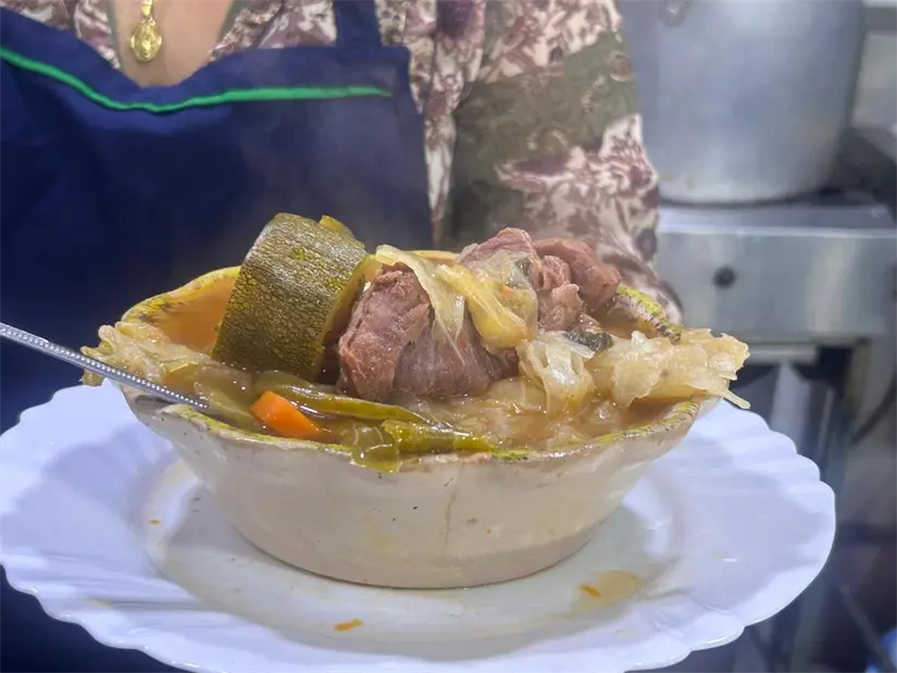 imagen recuadro Al caer la temperatura, el Mercado Juárez se transforma en un paraíso de sabor con su emblemático caldo de res. Foto: Rosy Sandoval