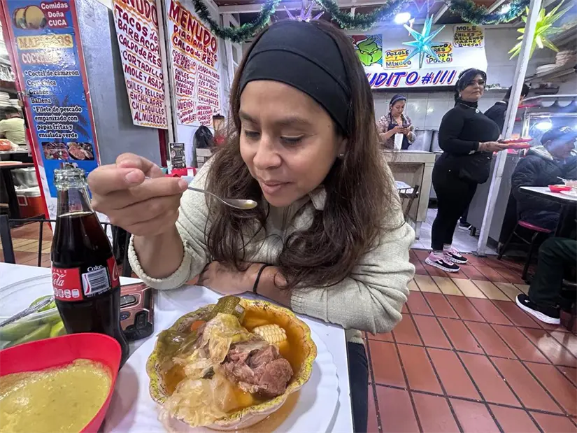 imagen recuadro El Mercado Juárez atrae a los amantes del buen comer con sus deliciosos caldos de res que calientan el alma en invierno. Foto: Rosy Sandoval