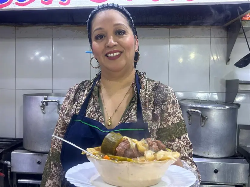 imagen recuadro En las noches frías de Monterrey, el Mercado Juárez destaca por sus sabrosos caldos de res que deleitan a todos. Foto: Rosy Sandoval
