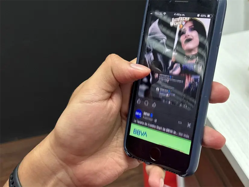 Ante el desafío del exceso de contenido, los estudiantes comparten técnicas para limitar el tiempo en redes sociales y mantenerse enfocados. Foto: Vianney Carrera