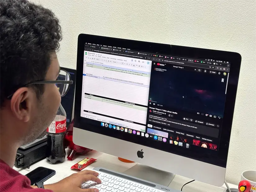 Con el auge de las redes sociales, los jóvenes desarrollan estrategias para combatir el consumismo digital y evitar distracciones. Foto: Vianney Carrera