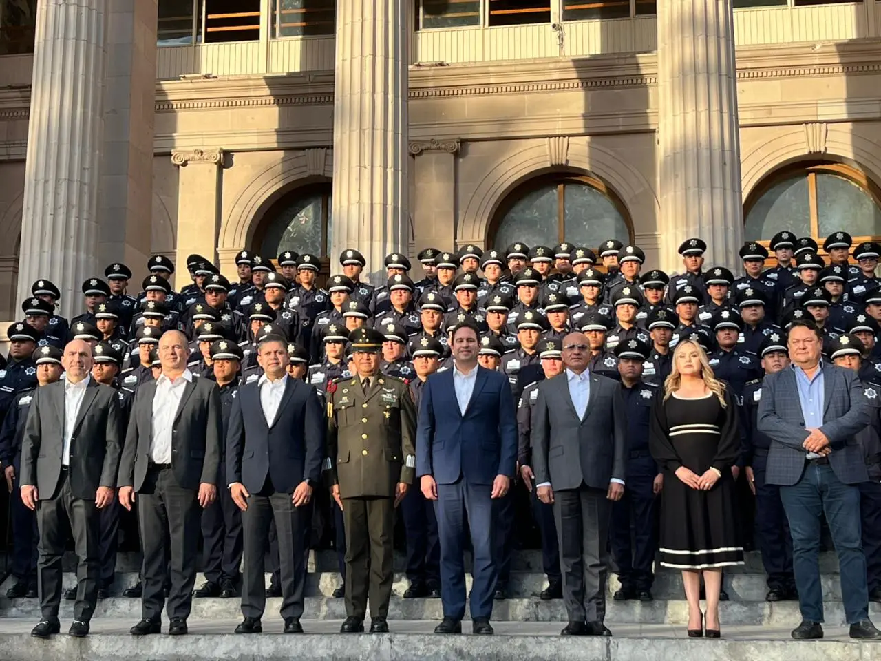Autoridades de Saltillo junto a los nuevos cadetes de la Policía. (Leslie Delgado)