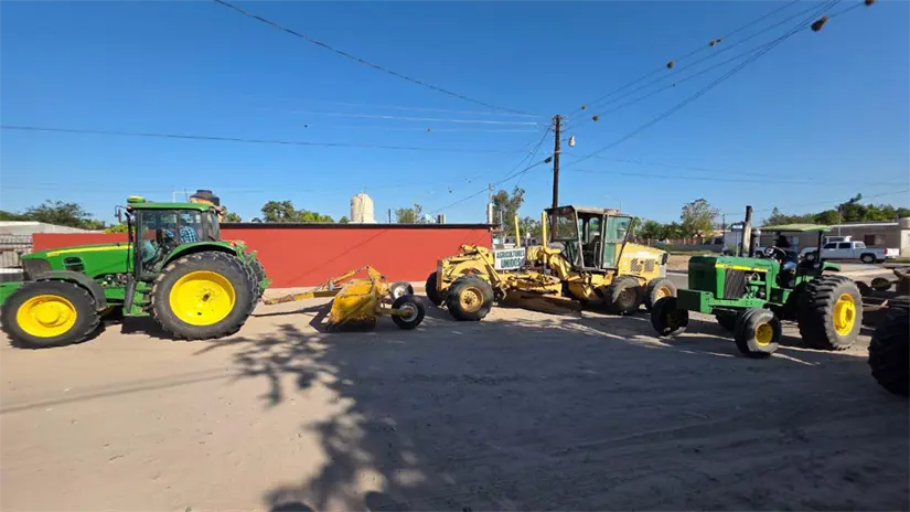Productores del Valle de Santo Domingo se sumaron a las labores de mantenimiento vial en Ciudad Constitución, como parte del esfuerzo coordinado con el municipio de Comondú. Foto: Asociacion Agricola Local del Valle de Santo Domingo / Facebook