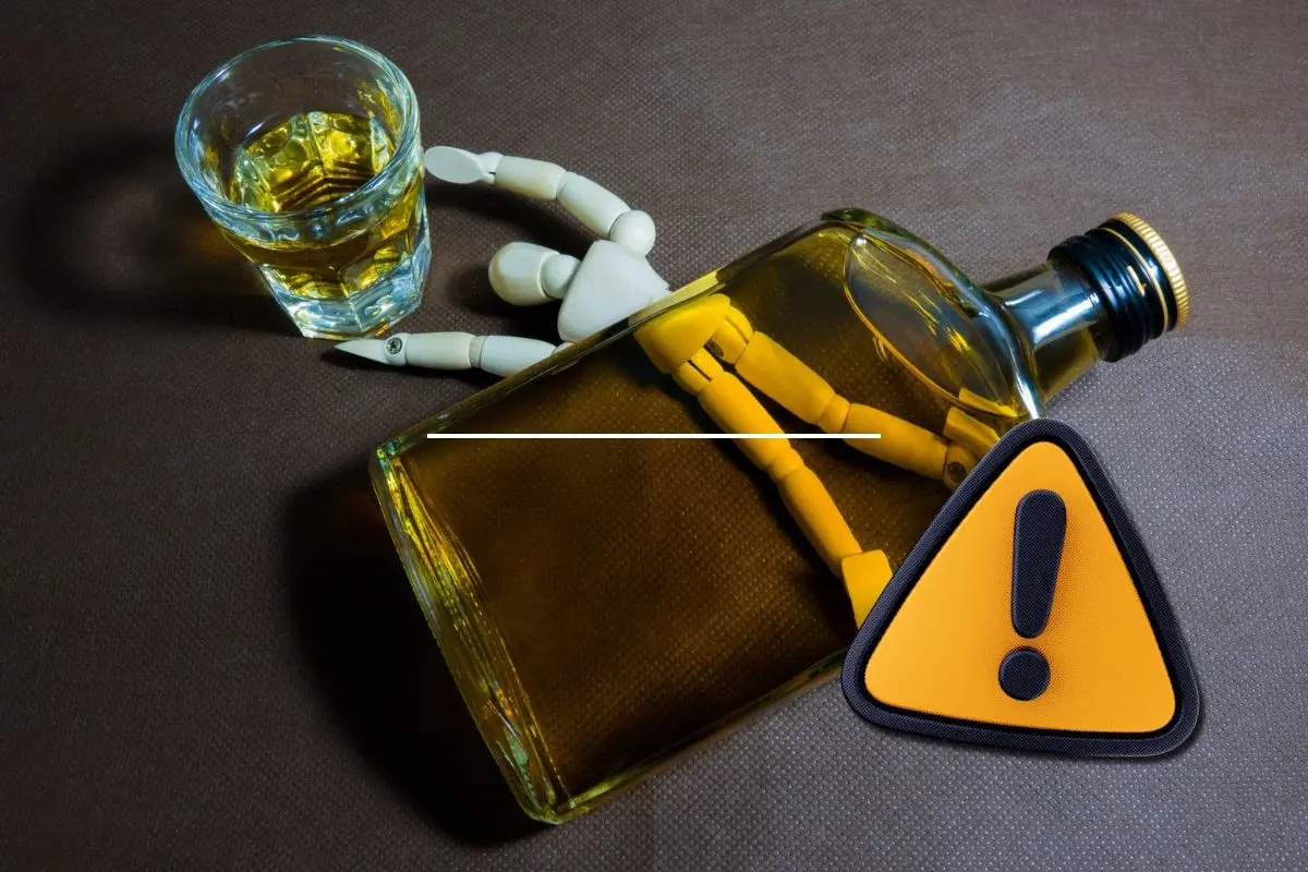 Botella de alcohol ejemplifica la importancia de la regularización de anexos en el estado / Foto: Composición de Canva