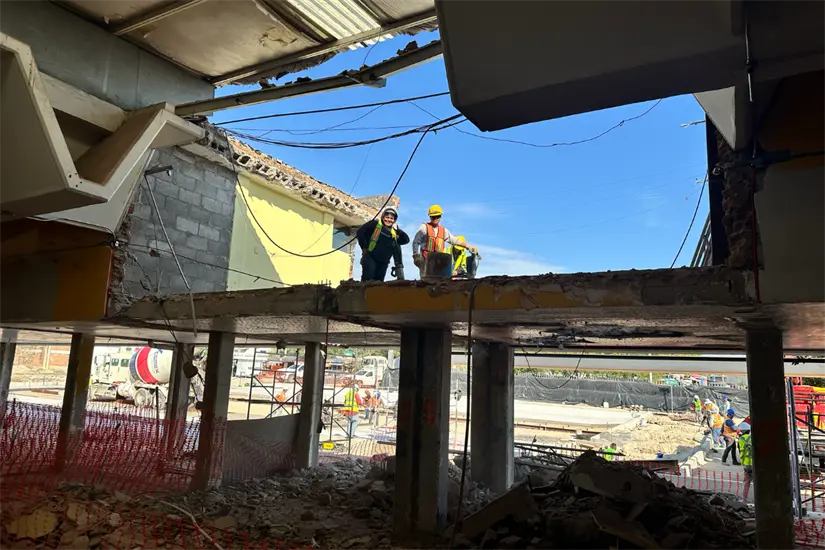 Trabajos de demolición en algunas secciones de la Central de Autobuses de Victoria. Foto: Daniel Espinoza