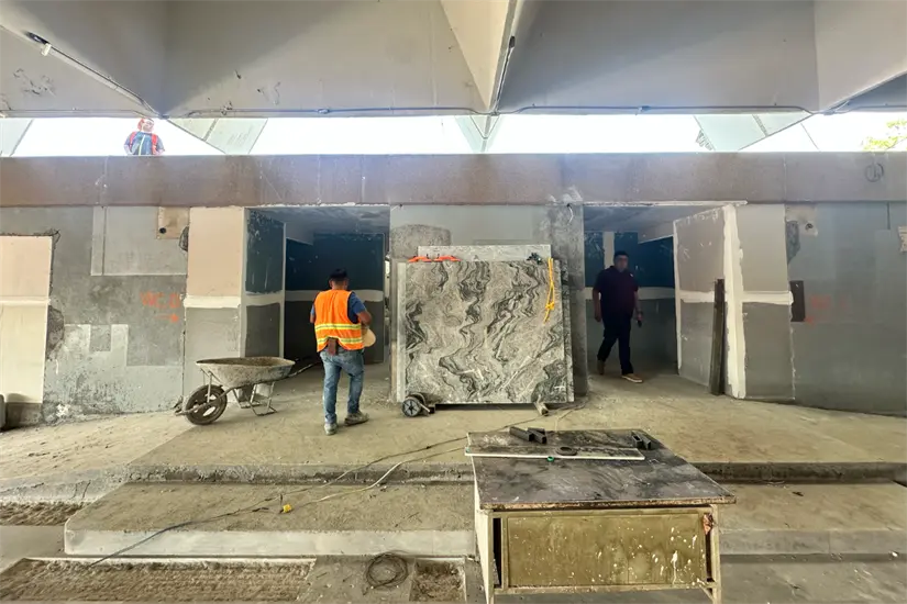 Estos son algunos de los acabados utilizados al interior de la Central de Autobuses de Victoria. Foto: Daniel Espinoza