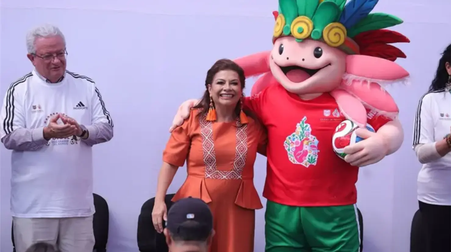 Clara Brugada con la mascota del Mundial 2026 en CDMX. Foto: Gob de CDMX | Canva